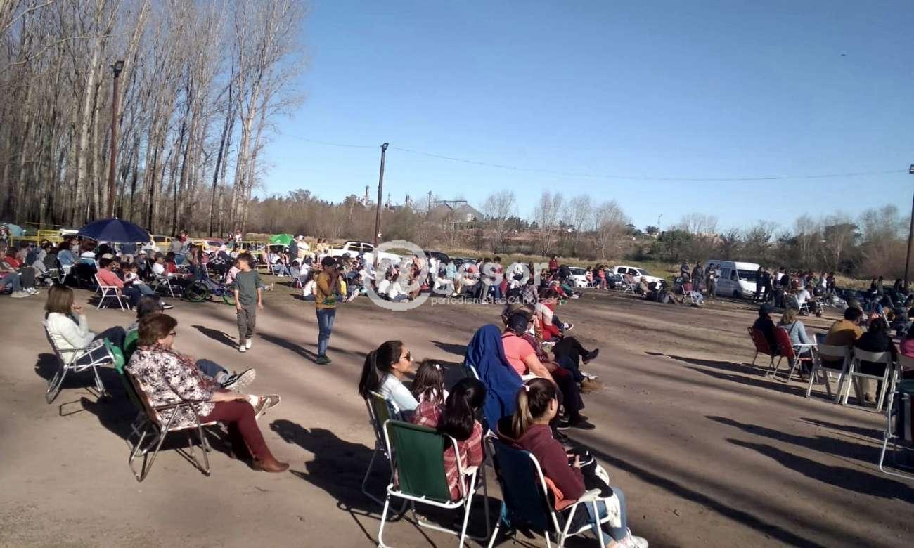Al tiempo que fueron inauguradas las gradas en el parque de la primavera en Rambla el Camoatí de la ciudad de Dolores.